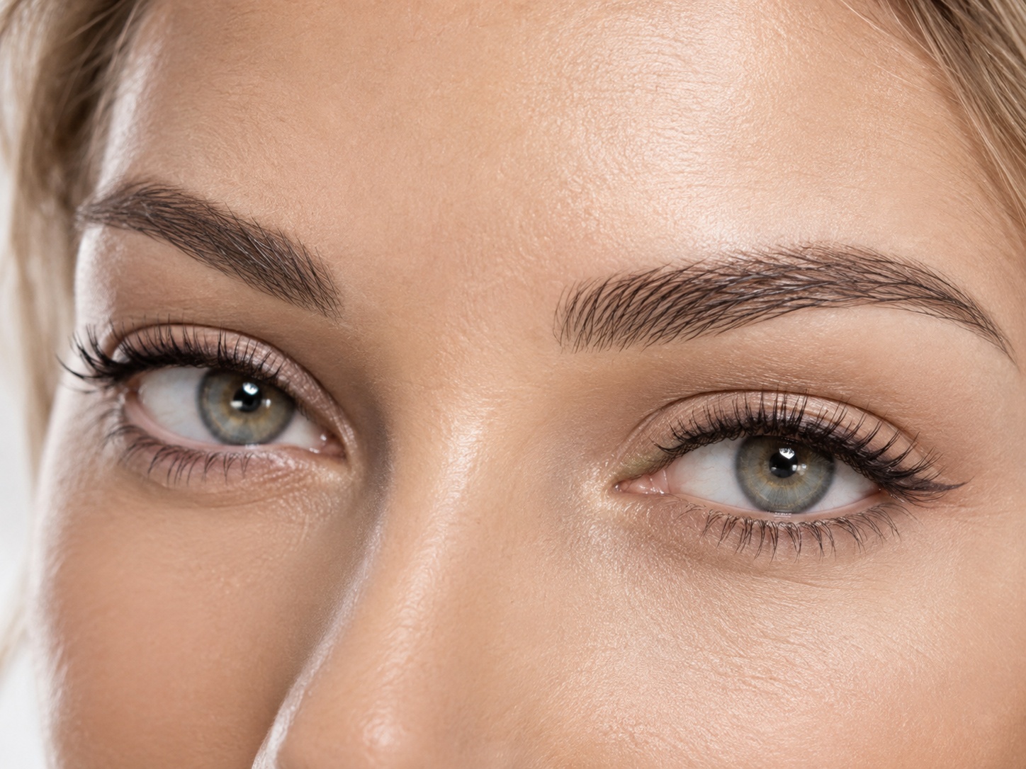 Augenpigmentierung und Permanent Make-up Lidstrich